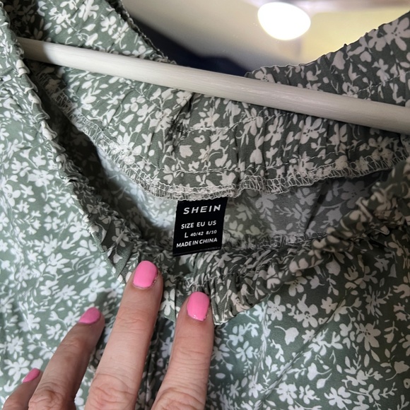 Sage Green Floral Ruffle Hem Shorts – Size L - Picture 5 of 5